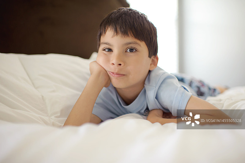 凝视镜头的睡衣男孩图片素材