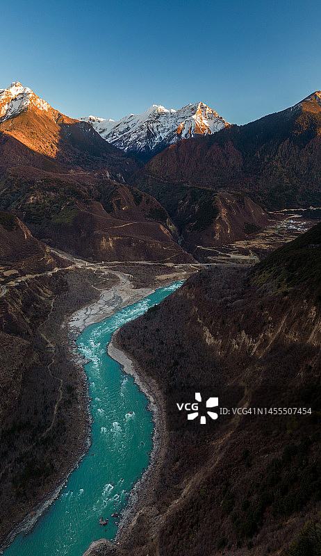 雅鲁藏布江与多雄拉山，西藏图片素材