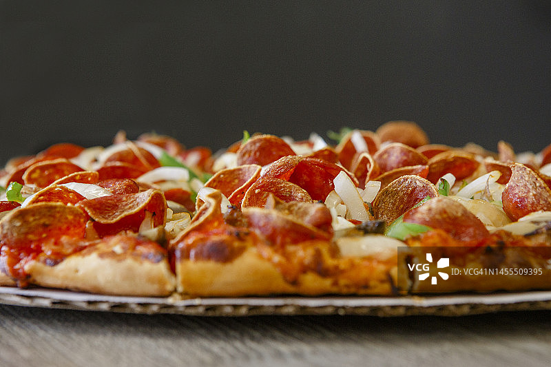 薄皮哥伦布风味意大利香肠蔬菜披萨侧视图图片素材