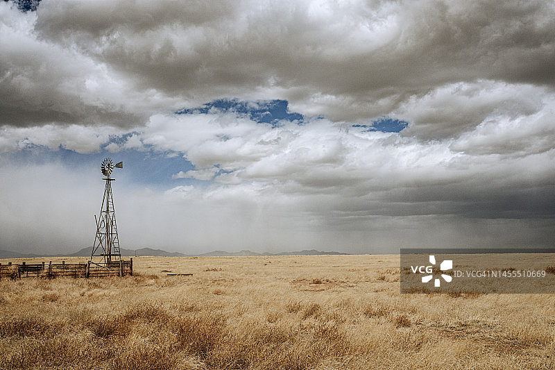 新墨西哥州图库姆卡里的农业风车和雷暴图片素材