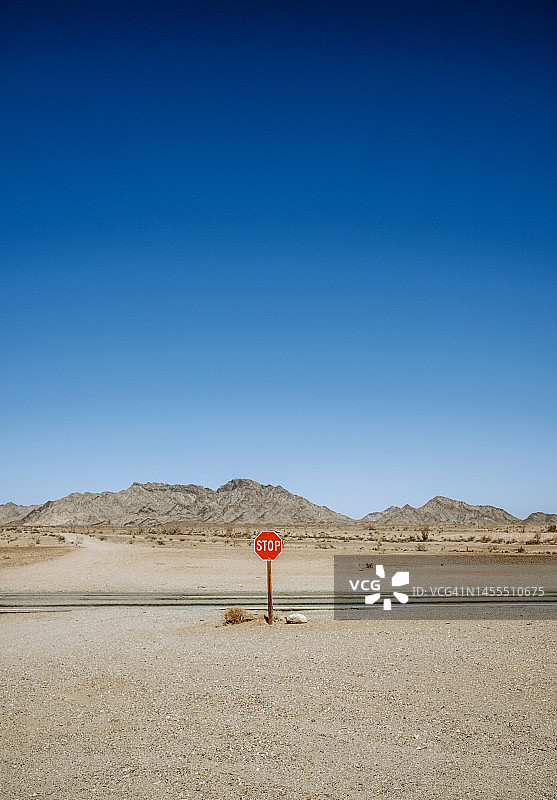 加利福尼亚州荒凉干燥沙漠景观中的停止标志图片素材