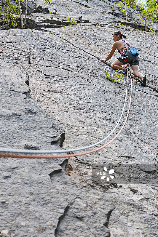 在英国仙女洞采石场攀岩的女性图片素材