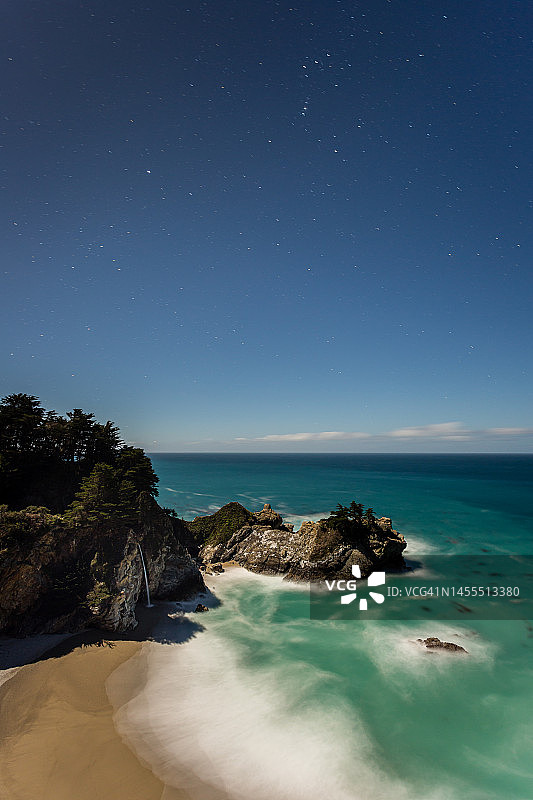 加州大瑟尔麦克威瀑布夜景长曝光图片素材