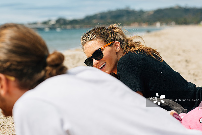 一家人在美国加利福尼亚州阿纳海姆阳光明媚的海滩上玩耍图片素材