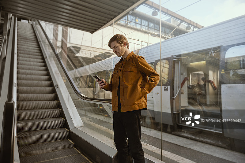 火车站的年轻男人图片素材