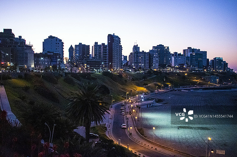 阿根廷布宜诺斯艾利斯马德普拉塔的日落海岸风光图片素材