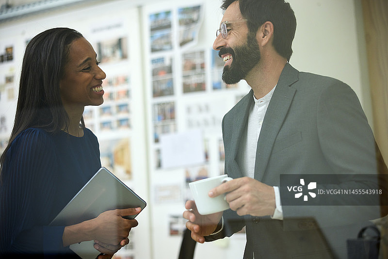 两位同事在建筑师办公室咖啡休息期间分享的有趣瞬间图片素材