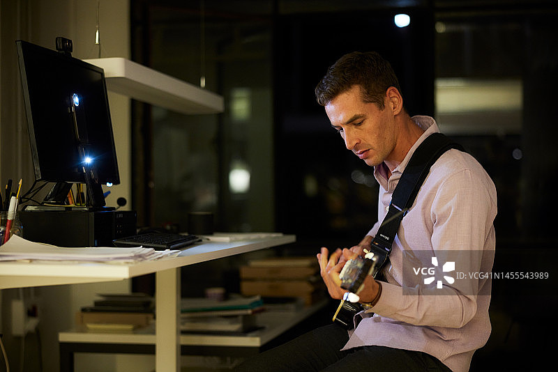 音乐作曲家在他的电吉他上创作歌曲图片素材