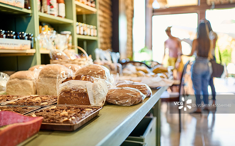 面包店展示的各种新鲜面包图片素材