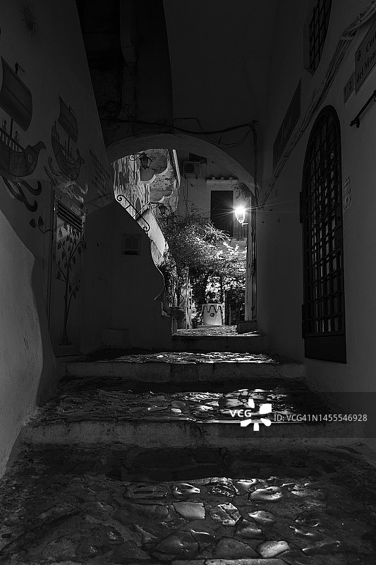 夜晚带灯笼的庭院有顶小巷图片素材