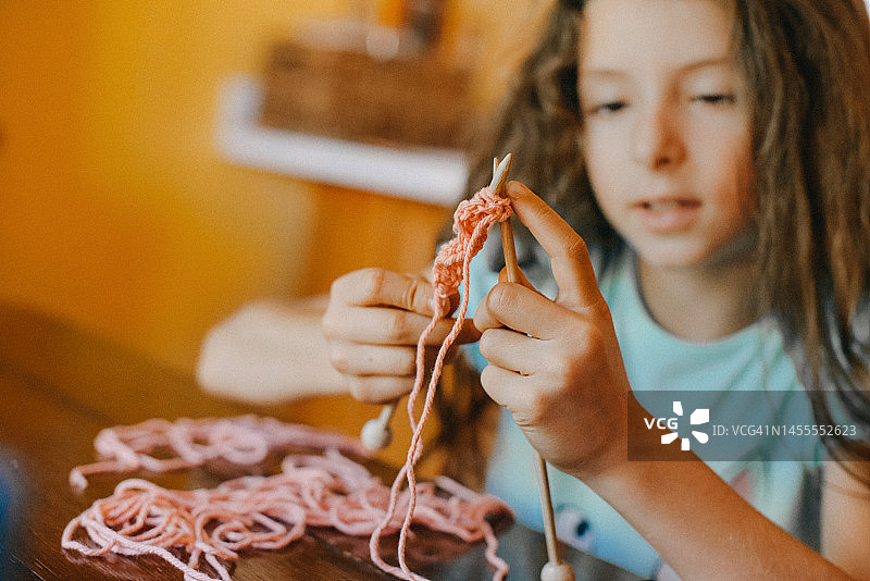 编织中的小女孩图片素材