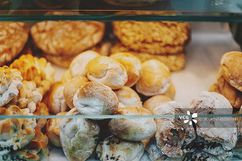购物橱窗里的面包图片素材