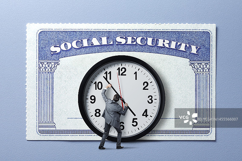 男人拿着社会保障卡，阻止时间倒流图片素材