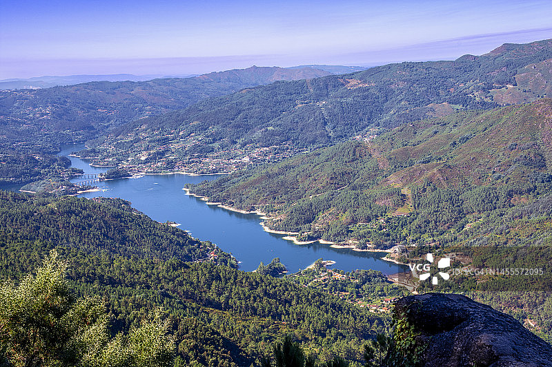 位于葡萄牙北部布拉加佩内达-格雷斯公园的佩德拉贝拉观景点图片素材