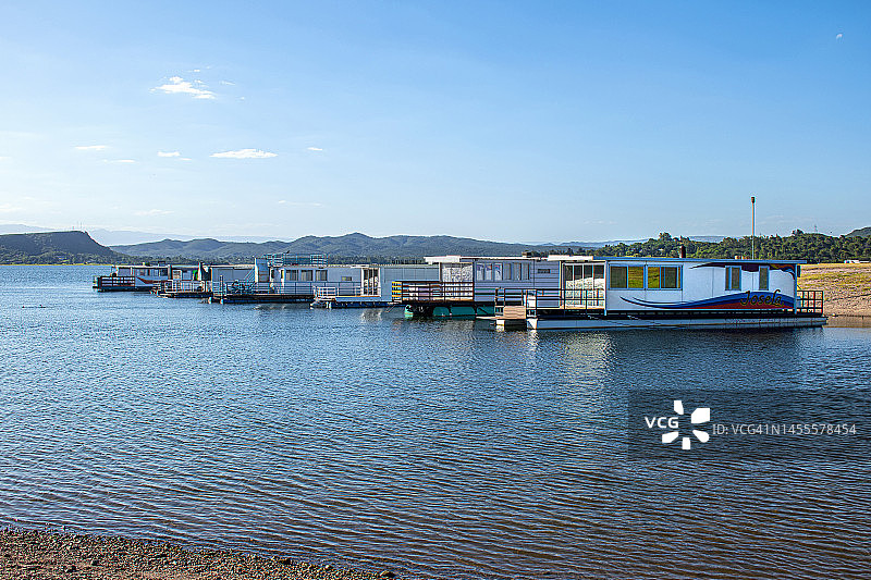 阿根廷科尔多瓦水库湖岸上的船屋图片素材