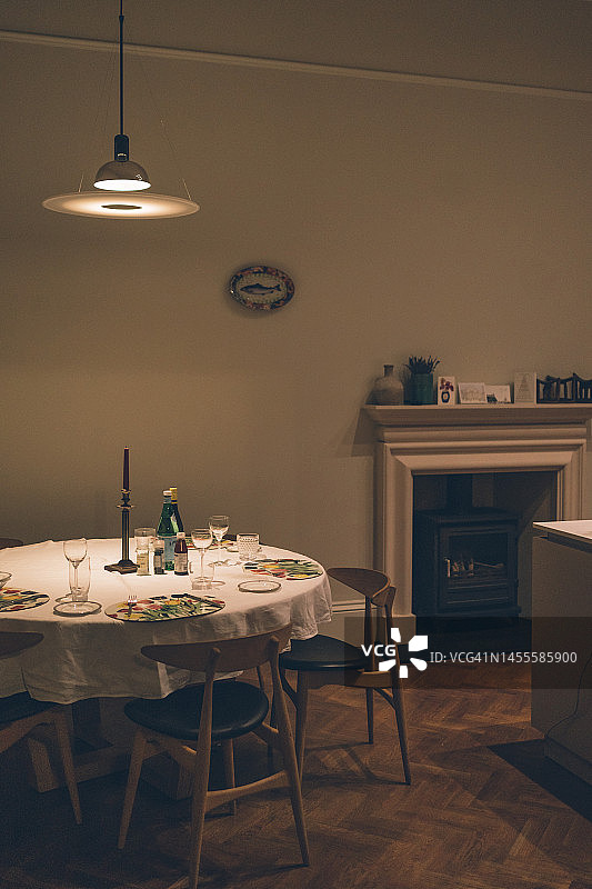 带壁炉的客厅中舒适的餐桌布置图片素材