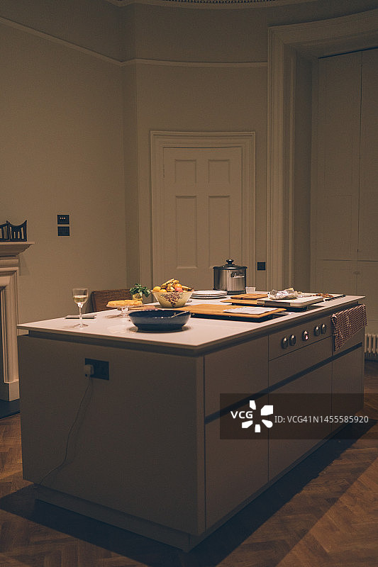 带有餐具和玻璃杯的厨房岛台图片素材