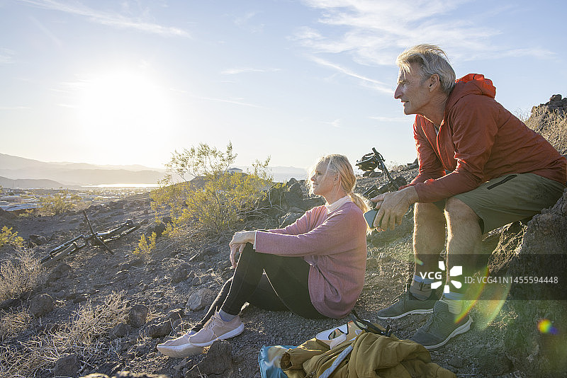 年长夫妇骑自行车在山上看日落图片素材