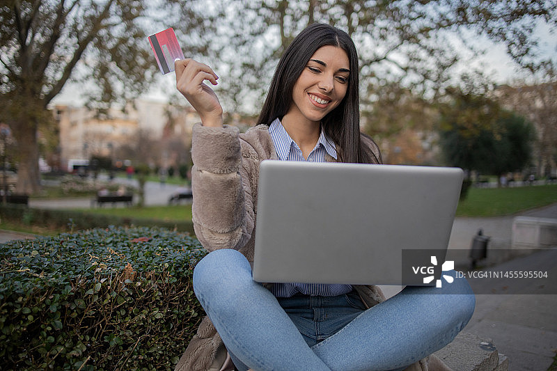 一名女子用信用卡在网上购物图片素材