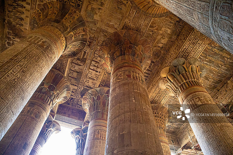 埃及伊斯纳的库努姆神庙的彩绘柱子图片素材