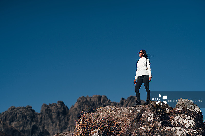 在山顶上的女人图片素材