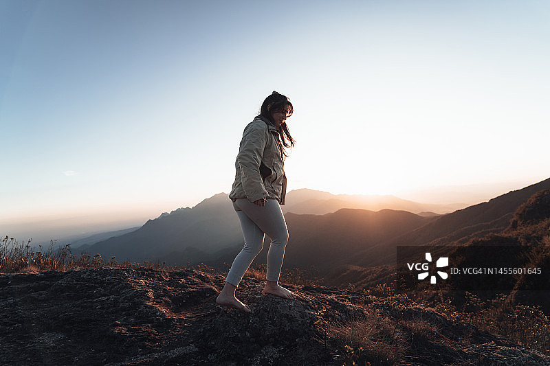 赤脚女人在山中图片素材