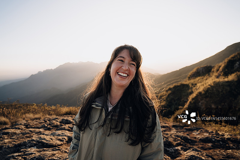 在山里的微笑女人图片素材