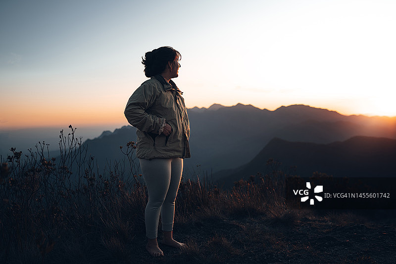 女人在山顶欣赏日落图片素材