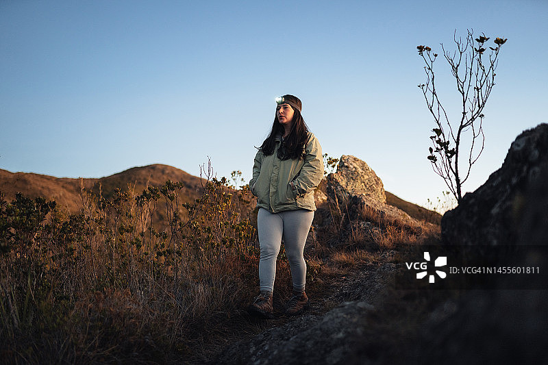 黄昏时分在小路上行走的女人图片素材