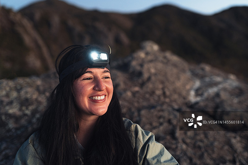 在山里使用头灯的女人图片素材
