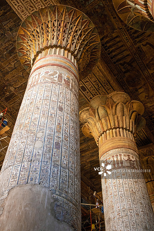 埃及伊斯纳的库努姆神庙的彩绘柱子图片素材
