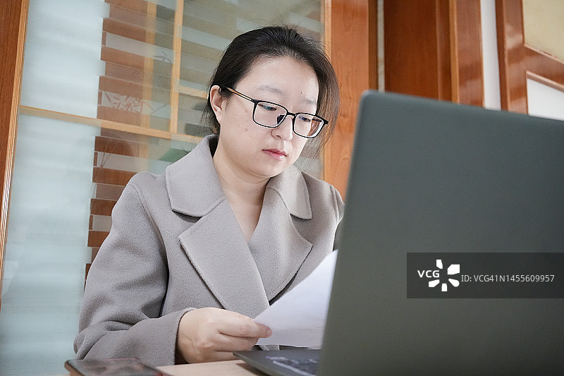 工作中正在使用电脑的女士们图片素材