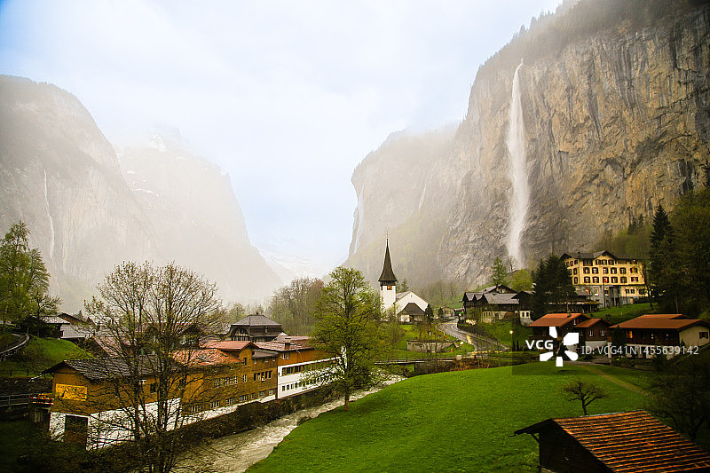 瀑布与瑞士村庄图片素材