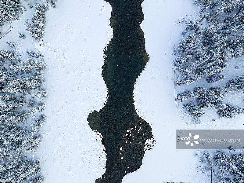 冬季喀纳斯河雪景俯瞰图片素材
