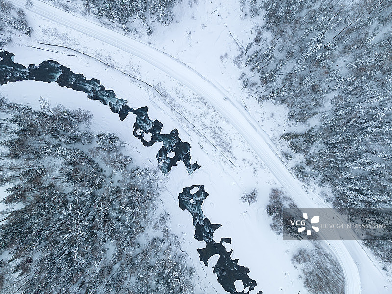 冬季新疆喀纳斯河雪景航拍照片图片素材