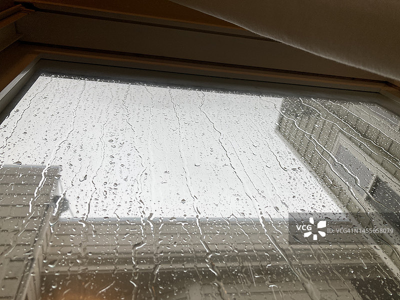 透过雨天的窗户看到的景色图片素材