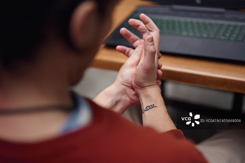 男人工作时按摩疼痛的手腕图片素材