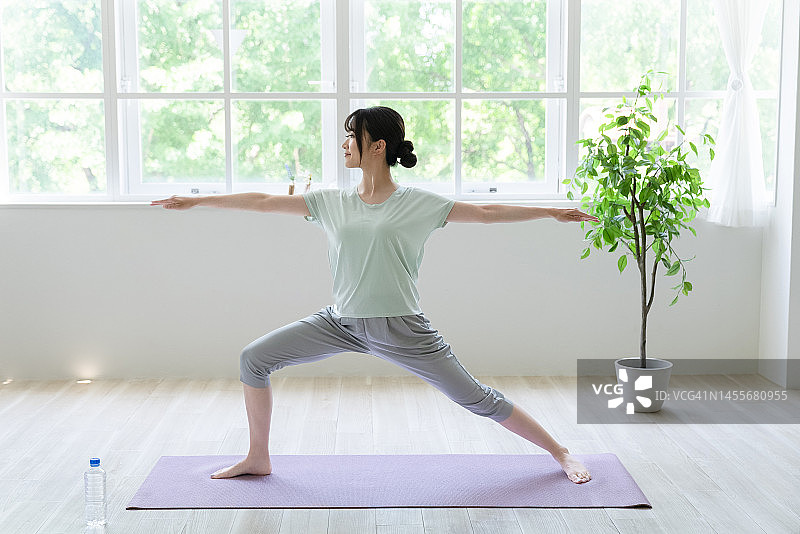室内瑜伽：女性瑜伽姿势图片素材