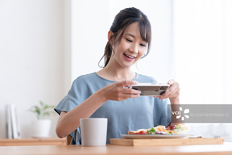 拍摄早餐的女人图片素材