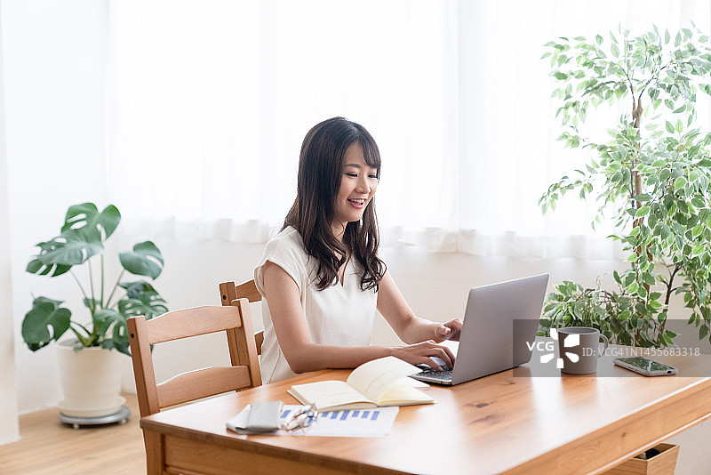 在客厅在家工作的女人图片素材