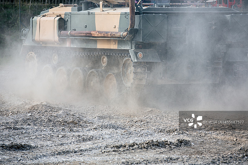 泥路上坦克履带和车轮的特写图片素材