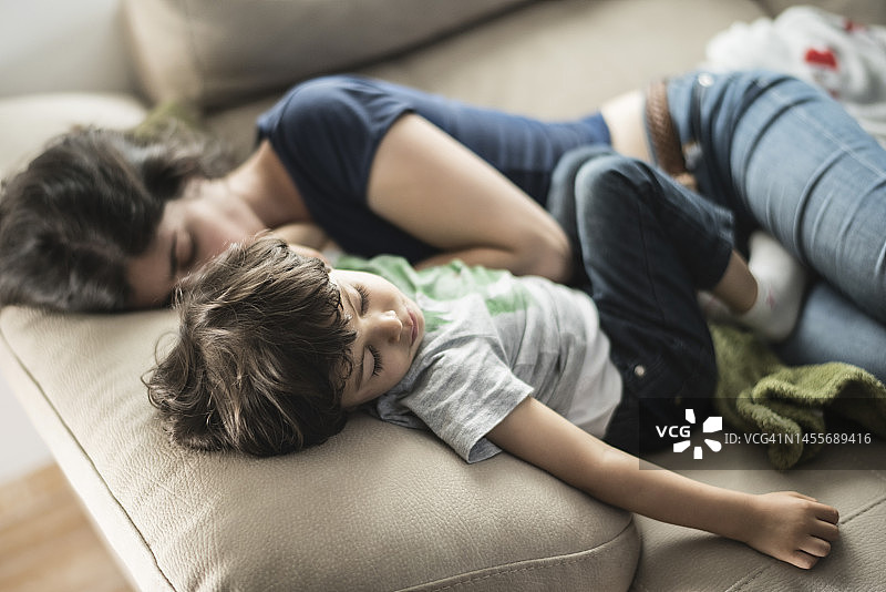 母子在家中沙发上小憩图片素材