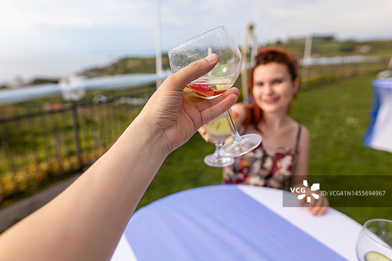 为新婚夫妇欢呼！图片素材