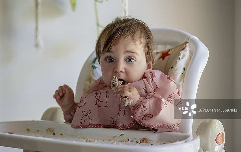 可爱女宝宝吃肉图片素材