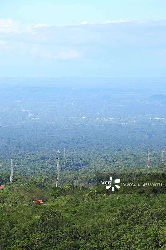 从默拉皮火山山坡看到的日惹景色图片素材