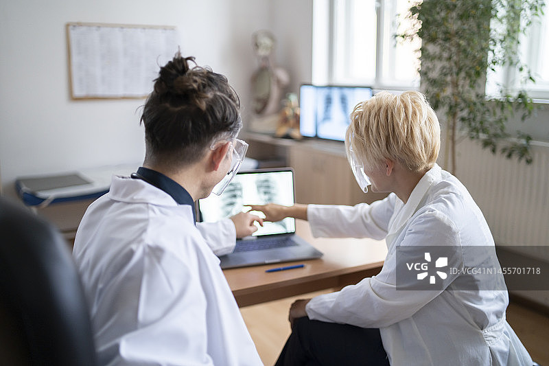 医生分析肺炎患者的X光片图片素材