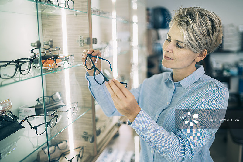 女人在挑选新眼镜框图片素材