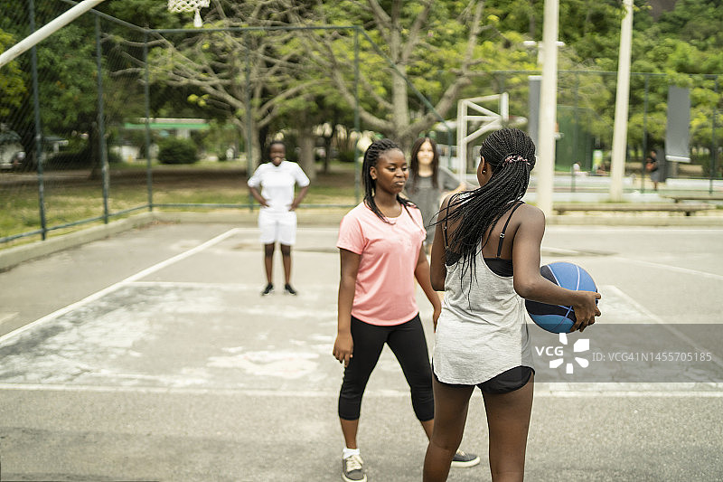 运球或传球图片素材