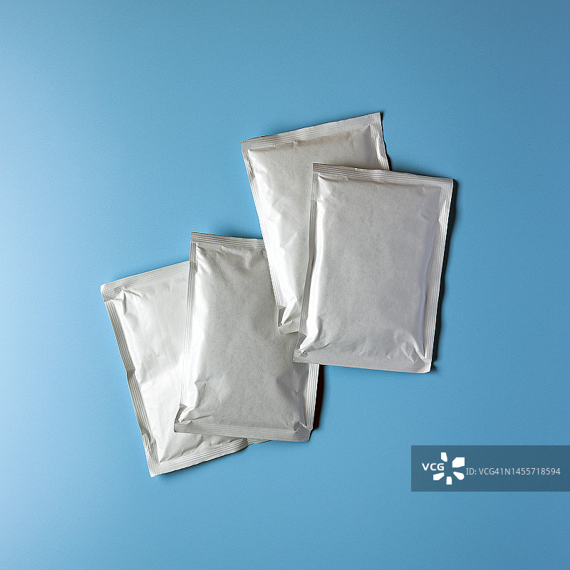 蓝色背景上的四个密封塑料袋图片素材
