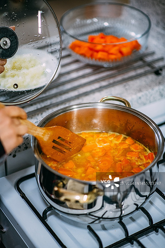年轻女子制作南瓜汤图片素材